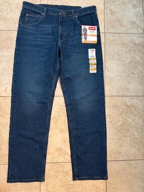 NWT men’s Wrangler Straight Fit Jeans 34x32